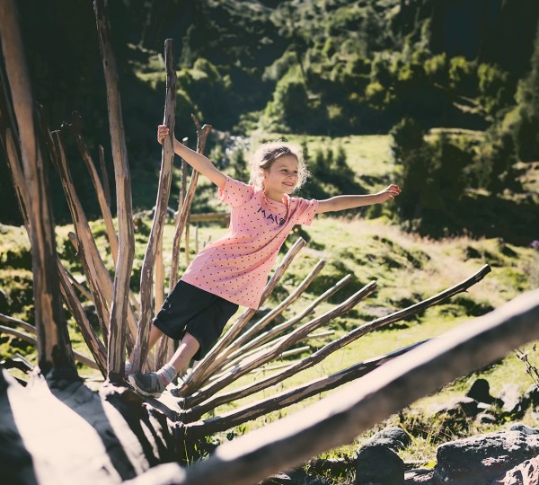 Rodinné štěstí mnoha barev při rodinné dovolené